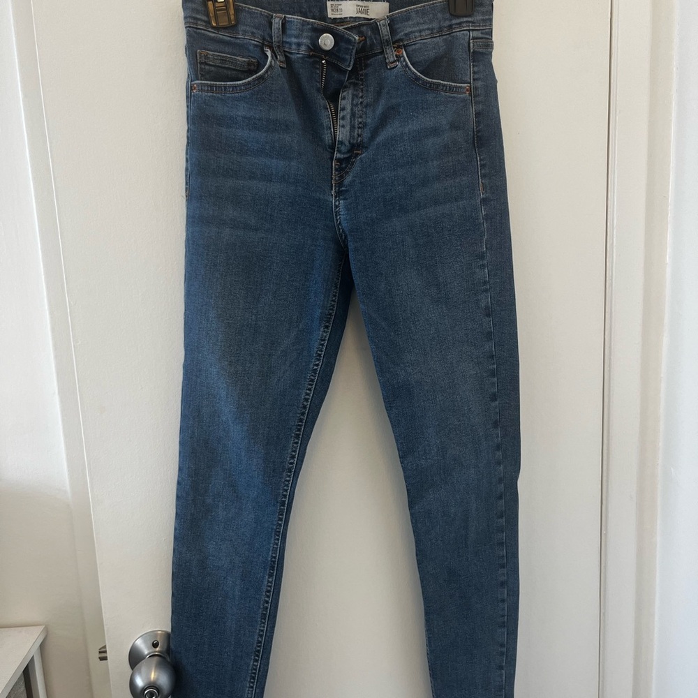 Blue Skinny Jeans with Medium Wash and Zipper Fly
